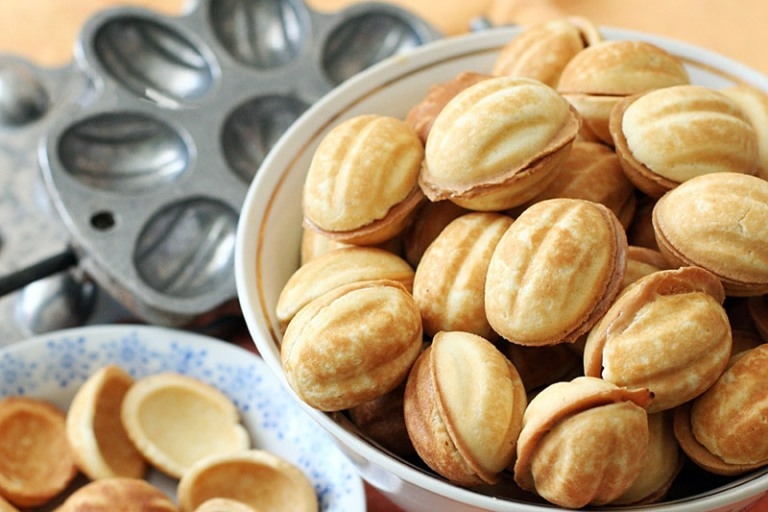 Как испечь орешки в орешнице?
