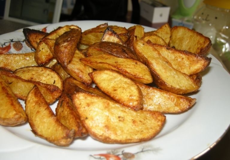 Картошка по-деревенски в духовке: диетический рецепт