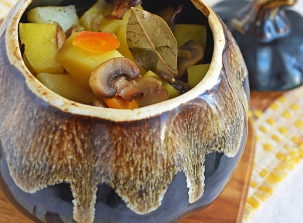 Картофель с грибами в горшочках