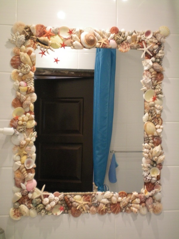 Как украсить зеркало морскими ракушками?