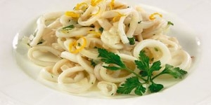 Салат с кальмарами и яйцом: рецепты на каждый день