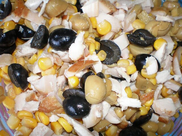Салат с кукурузой и маслинами: рецепт