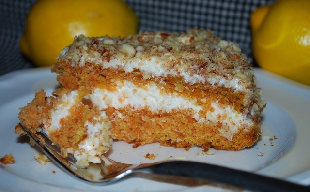 Морковный пирог со сметанным кремом в мультиварке
