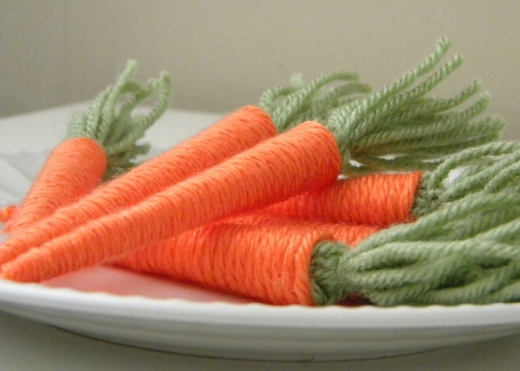 Поделки из шерстяных ниток и клея: морковь