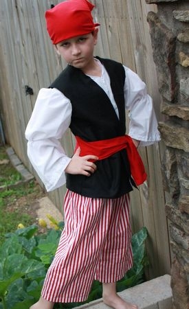 Как сделать костюм пирата для мальчика своими руками?