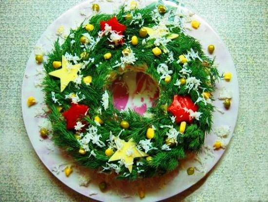 Салат украшенный  - новогодний венок