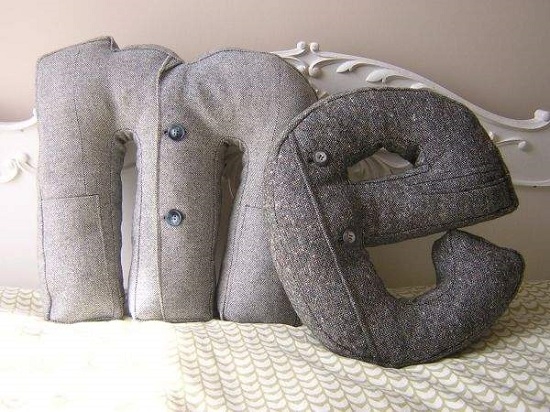 Буква-подушка как элемент декора комнаты