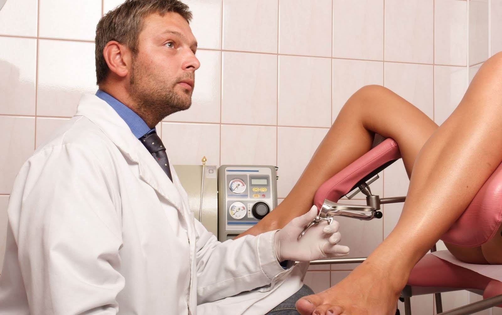 Женщина с удовольствием раздвигает ноги перед опытным гинекологом и даже получает удовольствие от осмотра 