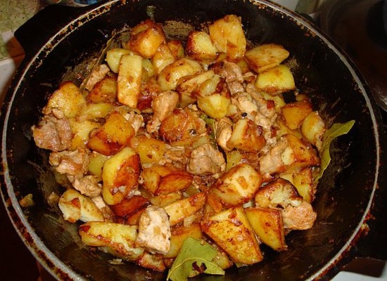 Рецепт вкуснейшей картошки, тушеной с овощами и тушенкой