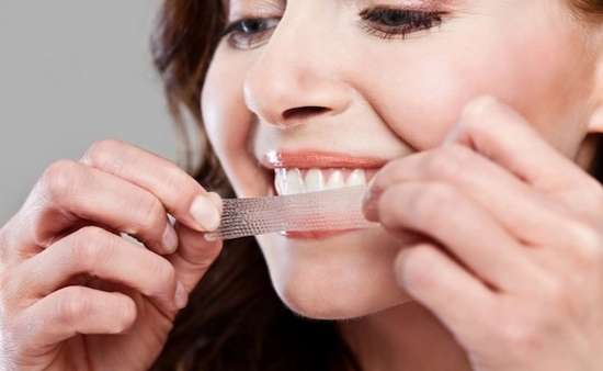 Как отбеливающие полоски могут осветлить зубы?