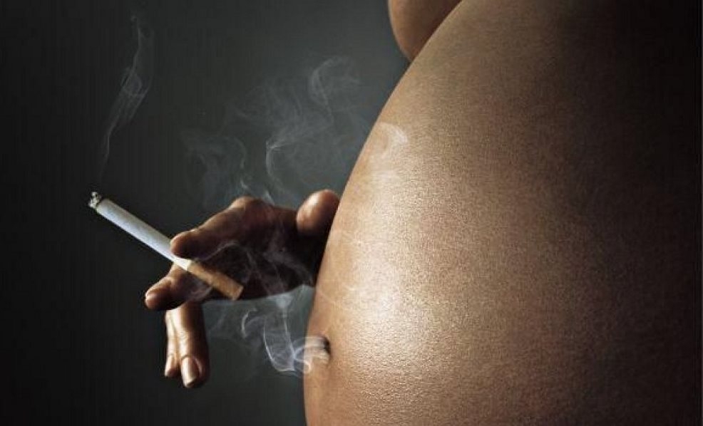 У курящих женщин чаще всего наблюдаются сбои в менструальном цикле и раннее наступление менопаузы