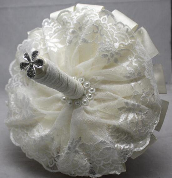 Свадебный букет из белых атласных лент