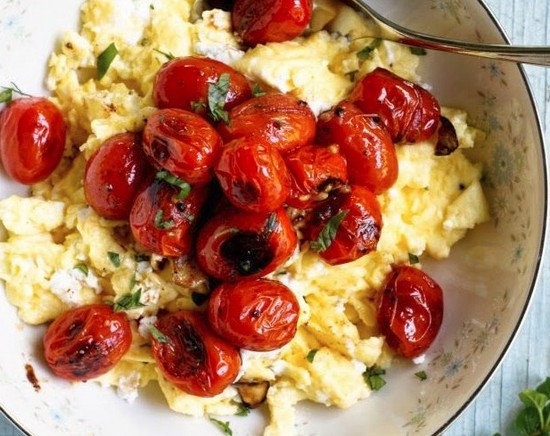 Как приготовить омлет с помидорами и сыром?