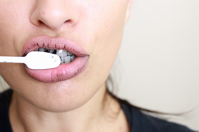 Можно ли отбеливать зубы активированным углем?