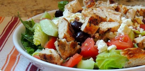 Греческий салат: рецепт классический с сухариками и курицей