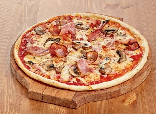 Пицца на тонком дрожжевом тесте с мясом и грибами