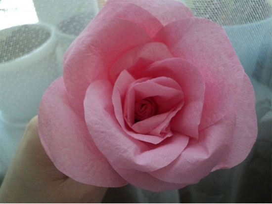 Как сделать розы из бумажных салфеток?