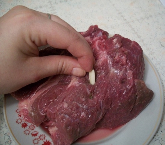 Начинка мяса чесноком