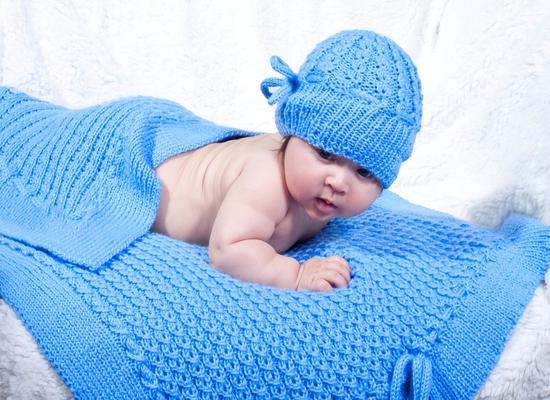 Простые вязаные шапочки для новорожденных спицами