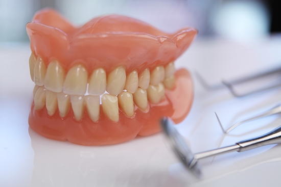 предстоит пройти процедуру имплантации зубов