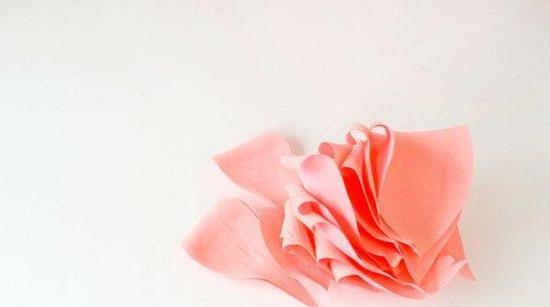 Лепестки роз из гофрированной бумаги