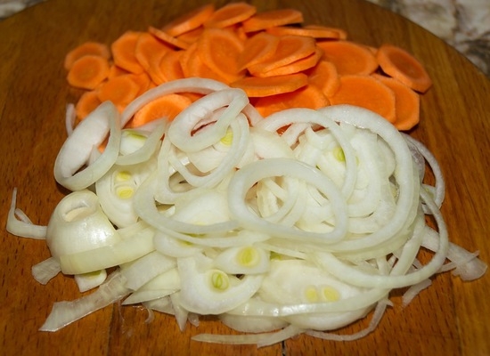 Говядина в духовке в фольге: морковь и лук
