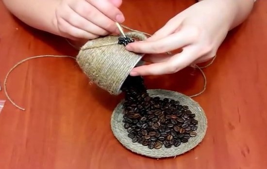 Как украсить кружку кофейными зернами?