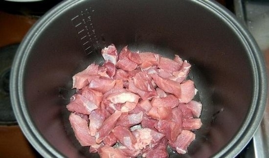 Гуляш из свинины с подливкой: как приготовить?