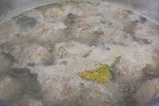 Суп с фрикадельками: добавление приправ