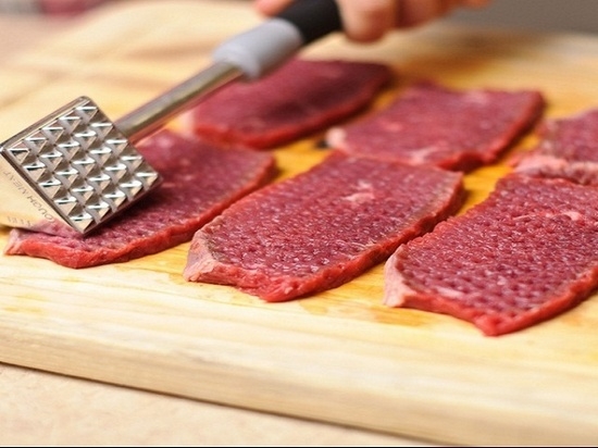 Эскалоп из свинины с помидорами и сыром: подготовка мяса