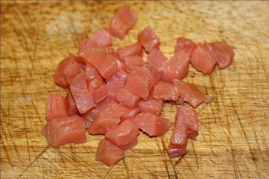 Дикий рис с лососем: ломтики лосося