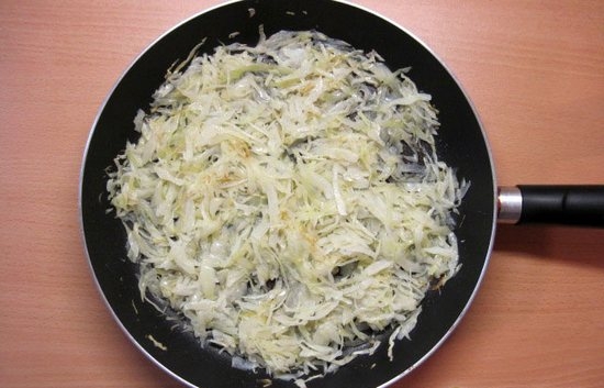 Как потушить свежую капусту на сковороде?