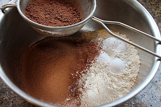 Шоколадная глазурь для торта: просеивание пудры и какао