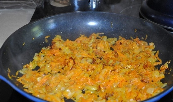 Скумбрия, тушенная с морковью и луком: приготовление