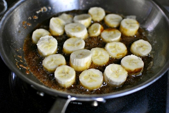 Как варить овсянку на молоке: обжаривание бананов