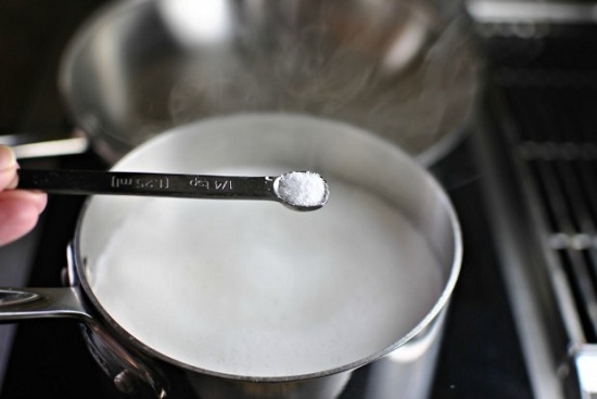 Как варить овсянку на молоке: добавление соли