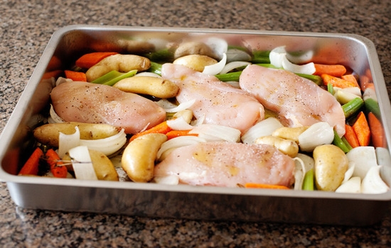 Как приготовить куриные крылышки с овощами в духовке?