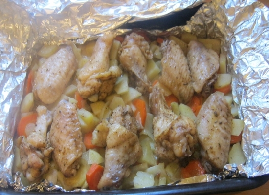 Куриные крылышки с картошкой в духовке: рецепт
