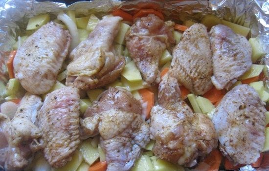 Куриные крылышки с картошкой в духовке: как запекать?