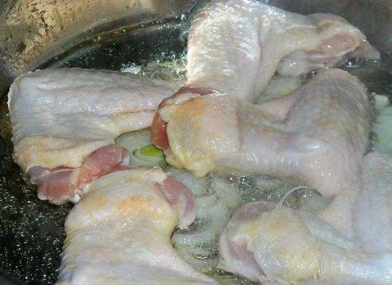 Куриные крылышки с рисом в духовке: обжарка