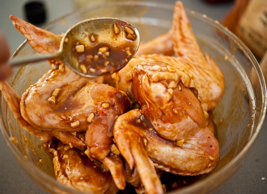 Как приготовить хрустящие куриные крылышки в духовке?