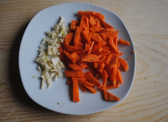 Плов с куриным филе в мультиварке: морковь и чеснок