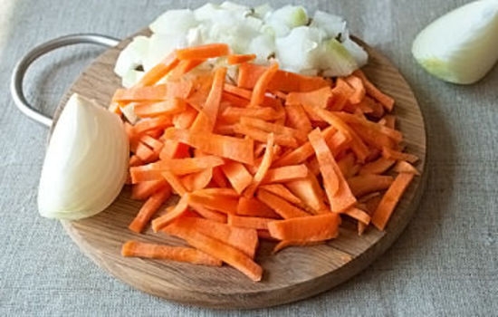Курица с гречкой и грибами в мультиварке: лук и морковь