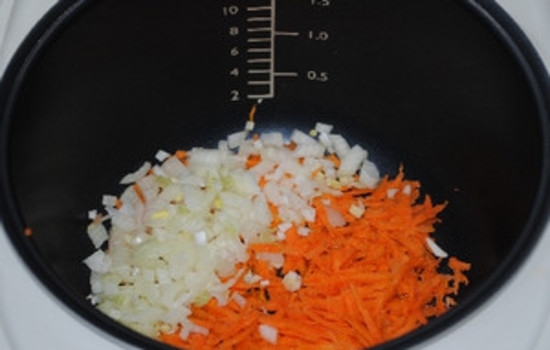 Гречка по-купечески с курицей в мультиварке: лук и морковь