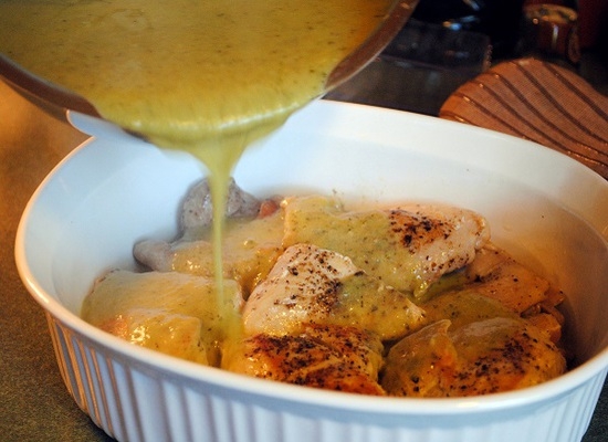 Куриное филе в сметанном соусе в духовке: рецепт