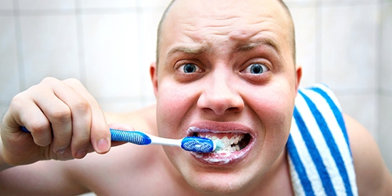  Почистить зубы или прополоскать рот специальным раствором – очевидное решение