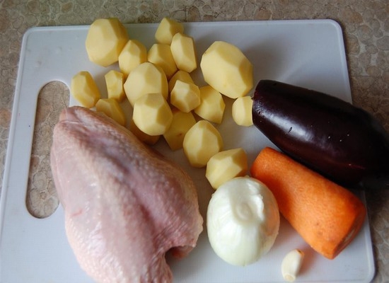Жаркое с курицей и картошкой в горшочке: ингредиенты