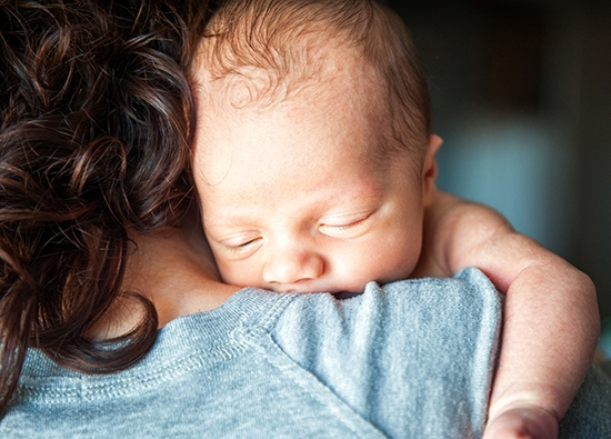 Специалисты расходятся во мнениях относительно причин, вызывающих появление мраморной кожи у новорожденных деток