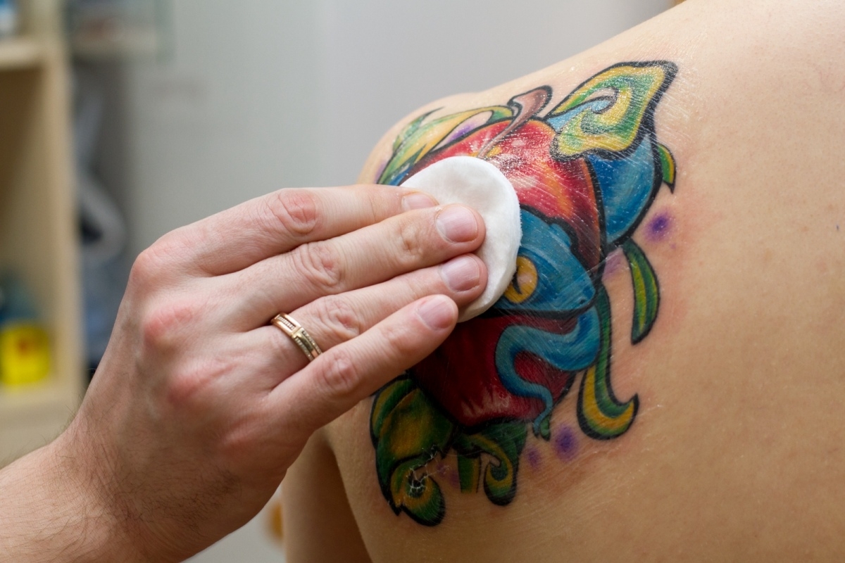 Уход за татуировкой первые 14 дней после ее нанесения очень важен