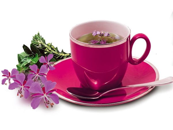 Листья иван-чая тонким слоем уложить в кастрюльку или чайник.